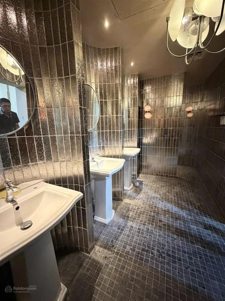 Cho thuê nhà mặt tiền đường đồng khởi, dt 4,5m x 38m, nở hậu 13m. dt nở hậu khá hiếm. kdc tự do