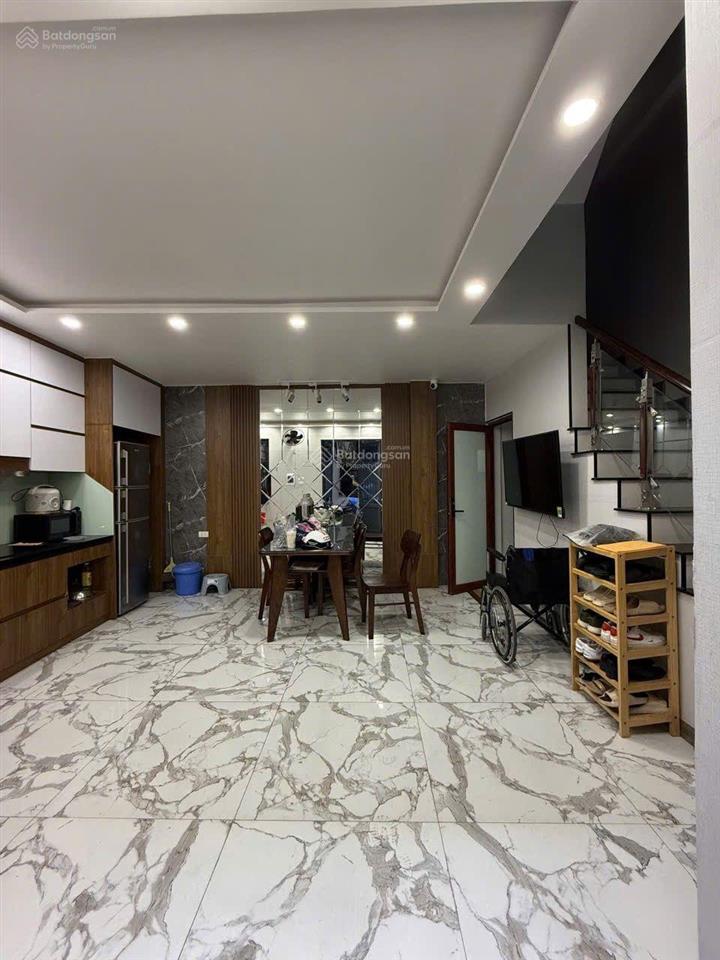 Bán nhà phố lê văn hưu quận hai bà trưng. diện tích 30m2. xây dựng 6 tầng kiên cố. mt 6 m