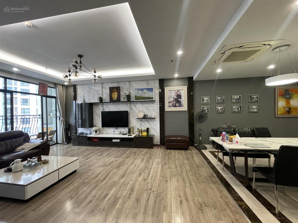 Bán căn góc r3  royal city, dt 169,5m2  4 ngủ 2vs. full nội thất. giá thỏa thuận  0973 615 ***
