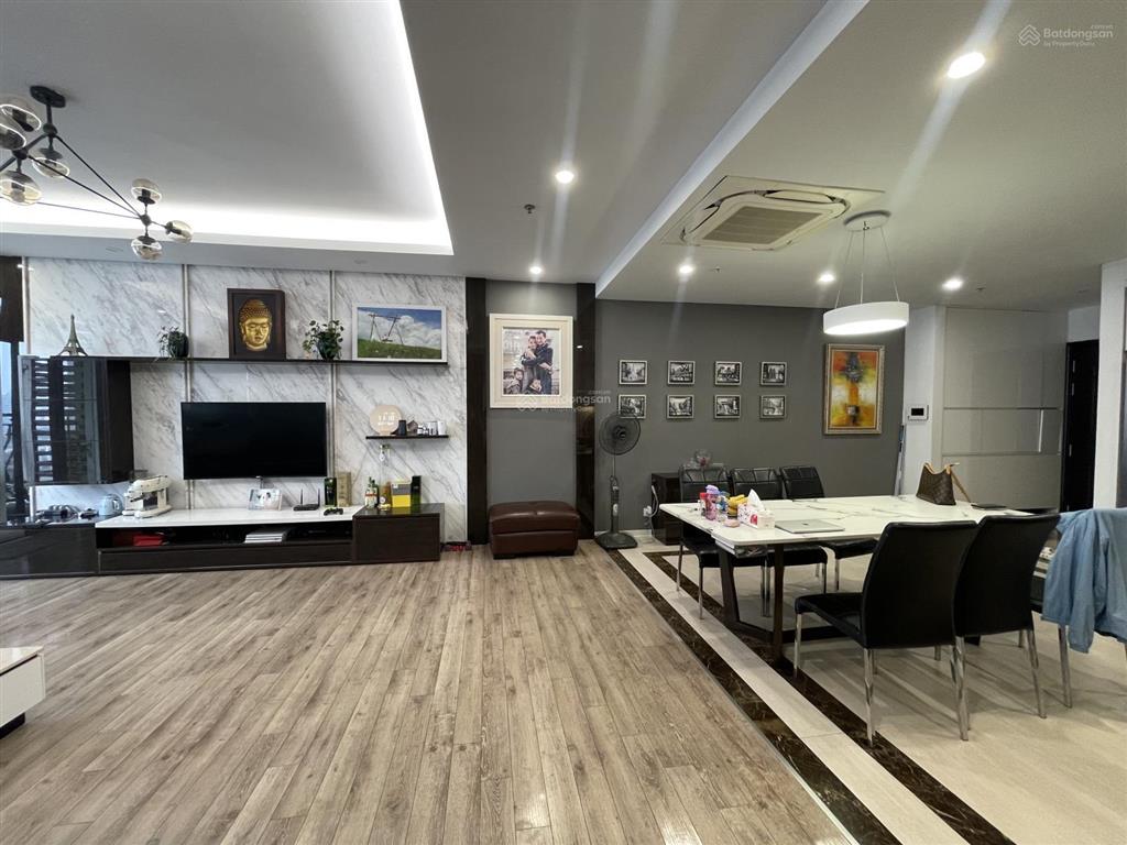 Bán căn góc r3  royal city, dt 169,5m2  4 ngủ 2vs. full nội thất. giá thỏa thuận  0973 615 ***