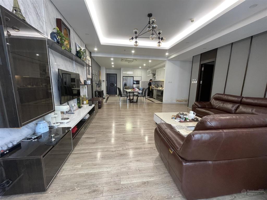 Bán căn góc r3  royal city, dt 169,5m2  4 ngủ 2vs. full nội thất. giá thỏa thuận  0973 615 ***