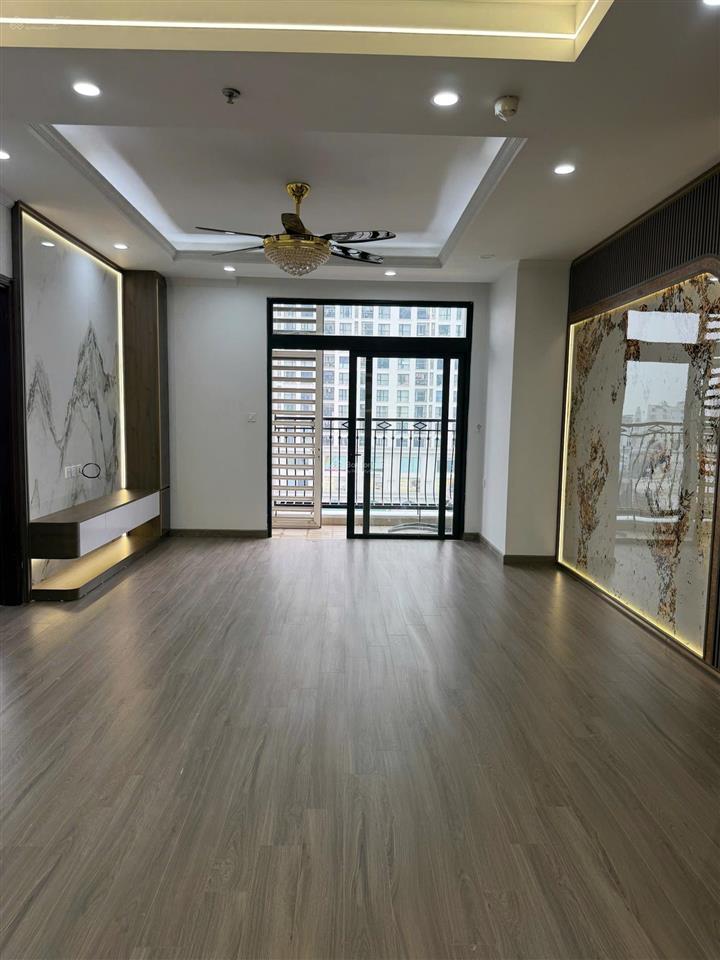 Chính chủ gửi bán nhanh căn hộ 3 phòng ngủ sửa tại royal city. diện tích 104,9m2   0973 615 ***