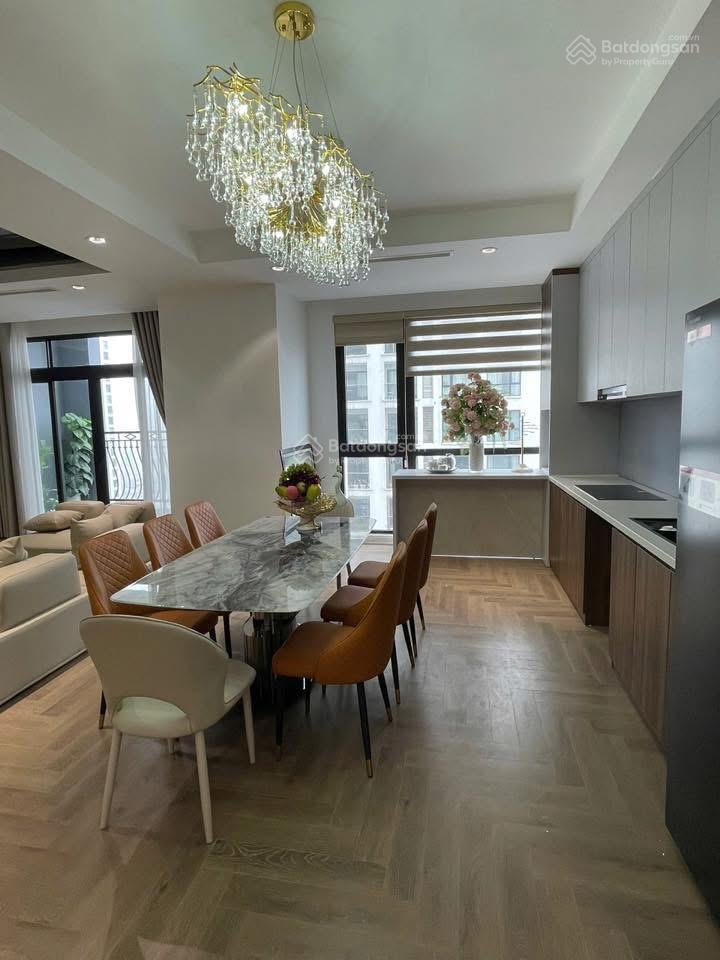 Tìm chủ xứng tầm cho căn góc hoa hậu tòa r2royal city dt 180m2,4 ngủ 3vs
full nội thất 0973 615 ***