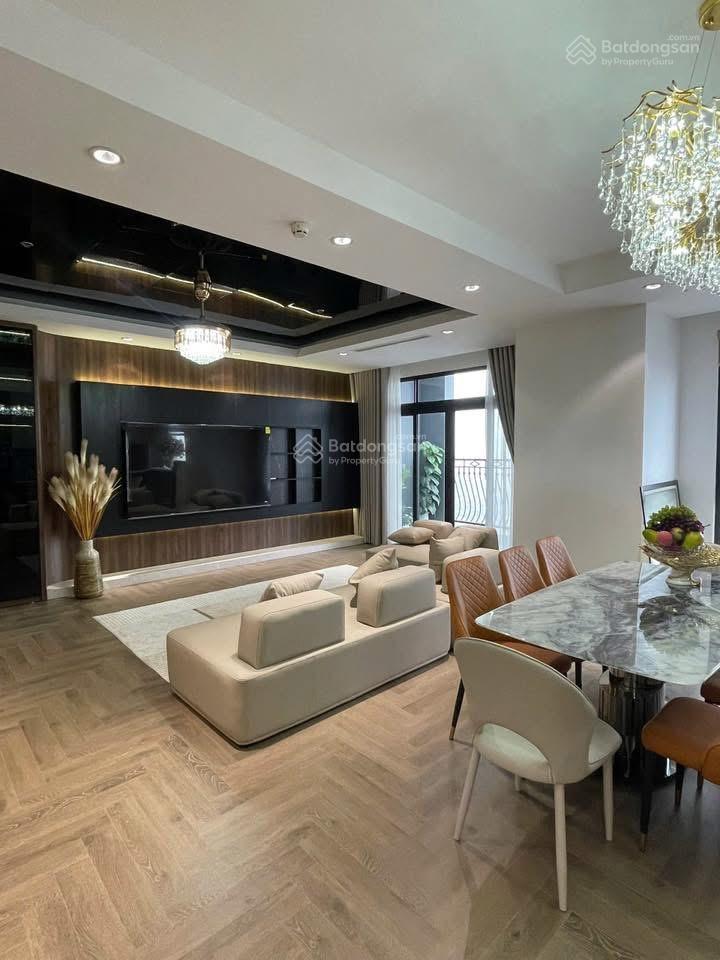 Tìm chủ xứng tầm cho căn góc hoa hậu tòa r2royal city dt 180m2,4 ngủ 3vs
full nội thất 0973 615 ***