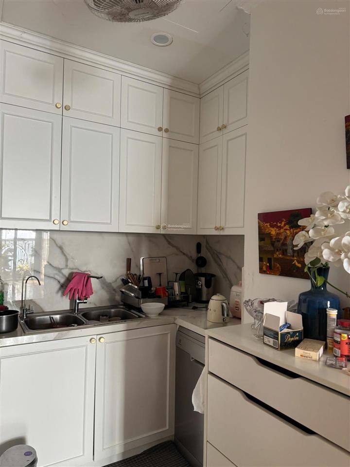 Tìm chủ mới cho căn hoa hậu 3 ngủ sáng tại r6 royal city. dt 103m.nhà đã sửa đẹp. tầng trung,
