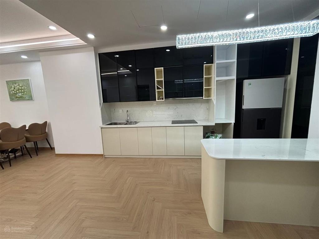 Bán gấp căn hộ 136m2 royal city 72 nguyễn trãi thanh xuân hn. 3 ngủ sáng 2vs. 0973 615 ***