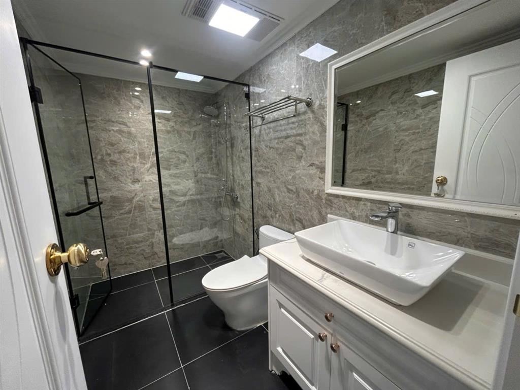 Bán gấp căn duplux 150m2  tại roayl city.
 thiết kế 4 phòng ngủ 3vs. nhà đã sửa đẹp. 0973 615 ***