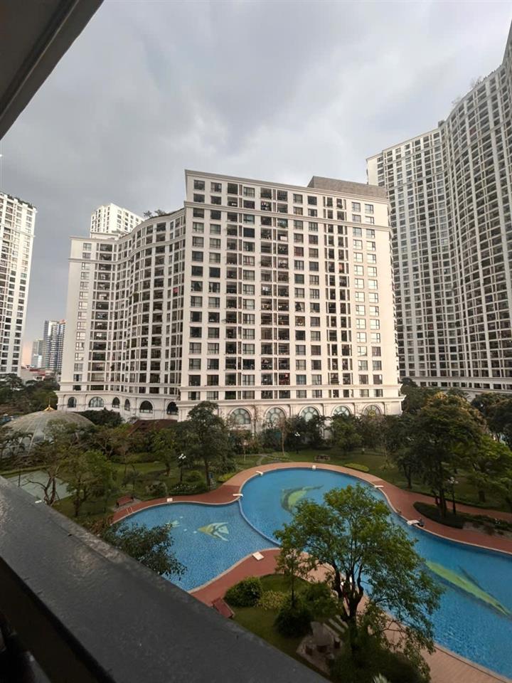 Bán gấp căn duplux 150m2  tại roayl city.
 thiết kế 4 phòng ngủ 3vs. nhà đã sửa đẹp. 0973 615 ***