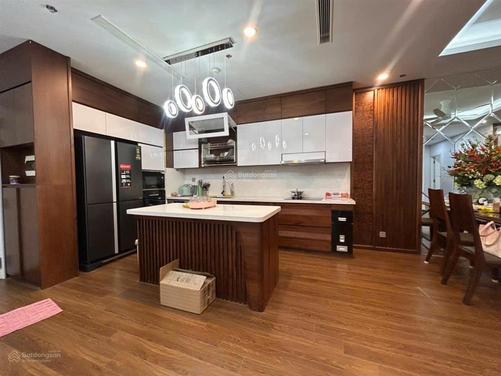 Chuyển nhượng căn hộ cao cấp tòa r3 royal city. diện tích 138m. đã sửa thành 4 ngủ ,  097361535