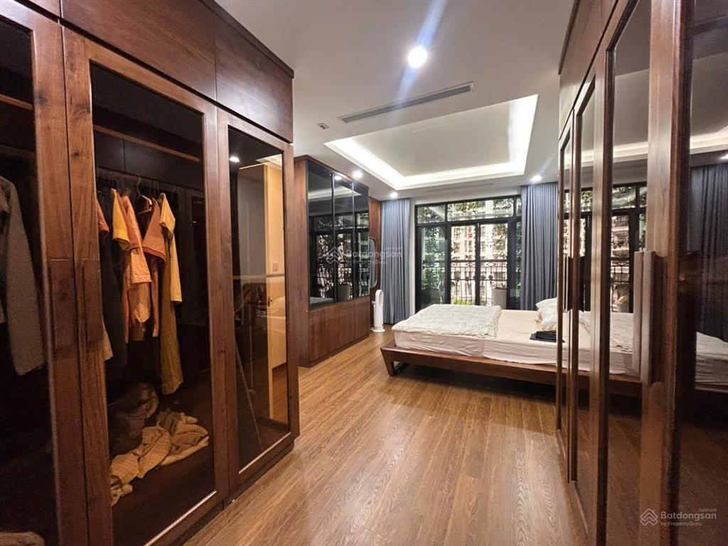 Chuyển nhượng căn hộ cao cấp tòa r3 royal city. diện tích 138m. đã sửa thành 4 ngủ ,  097361535