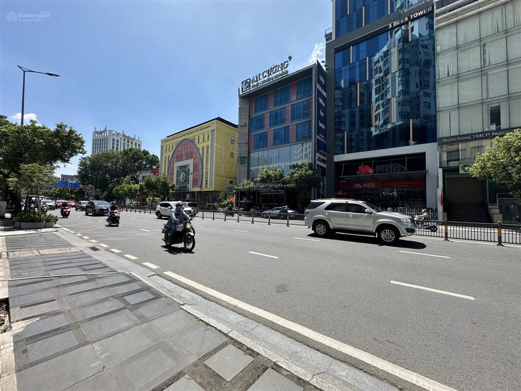 Hoàng văn thụ p8 nhà 5 tầng, hxh, sát mặt tiền 10m