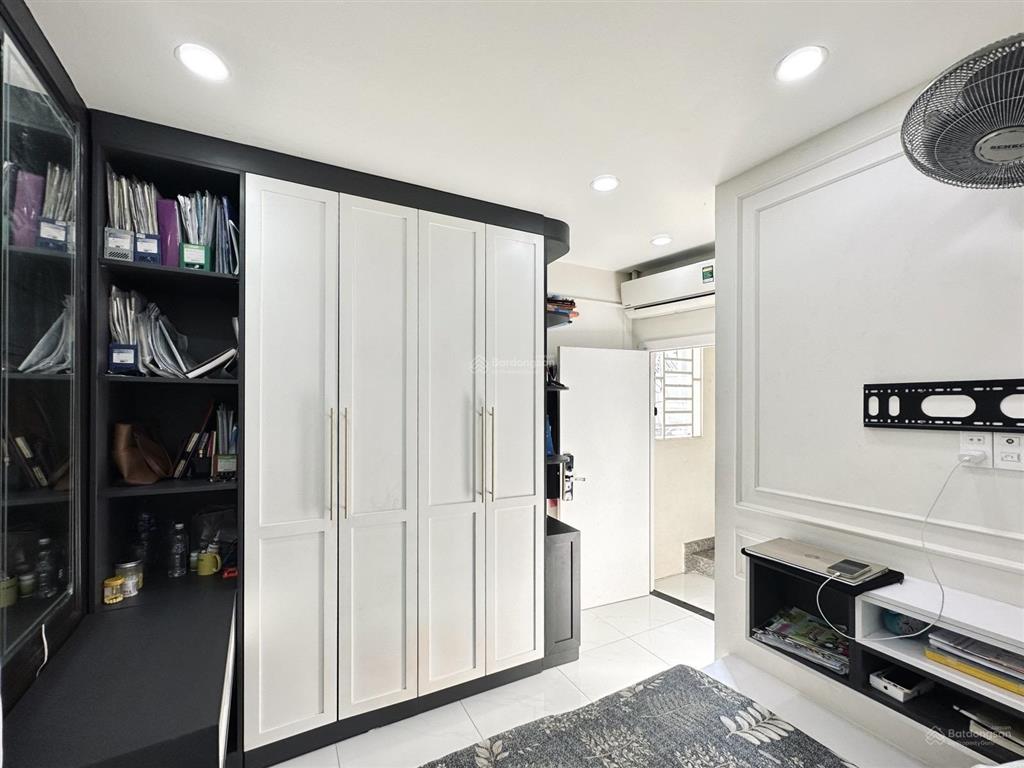 Hxh hoàng văn thụ p8 phú nhuận nhà 5 tầng đẹp, chỉ 10m ra mt lớn