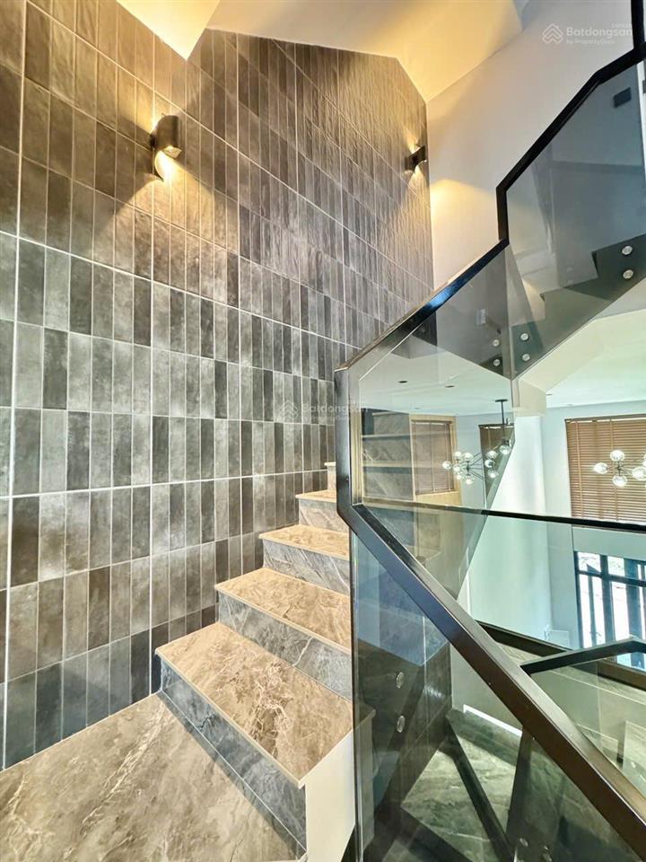 Bán nhà 5 tầng xây mới  sổ riêng  ngay kề ql13 giá nhỉnh 4tỷ  xem thêm ......