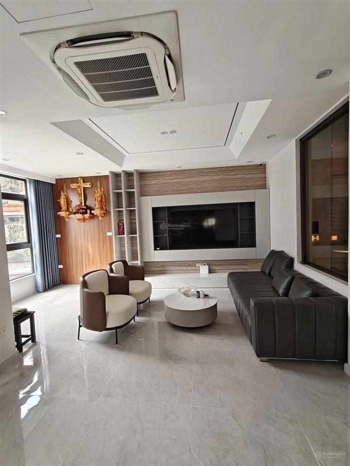 Bán nhà phố hồng tiến , dt 30m2 * m tiền 5.5m , nhà 5 tầng kinh doanh , gara oto , chỉ 1 nhà ra phố