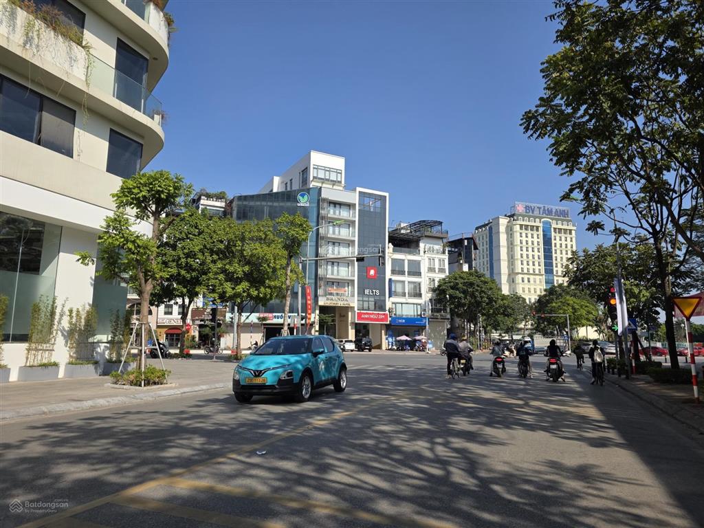 Bán nhà phố hồng tiến , dt 30m2 * m tiền 5.5m , nhà 5 tầng kinh doanh , gara oto , chỉ 1 nhà ra phố