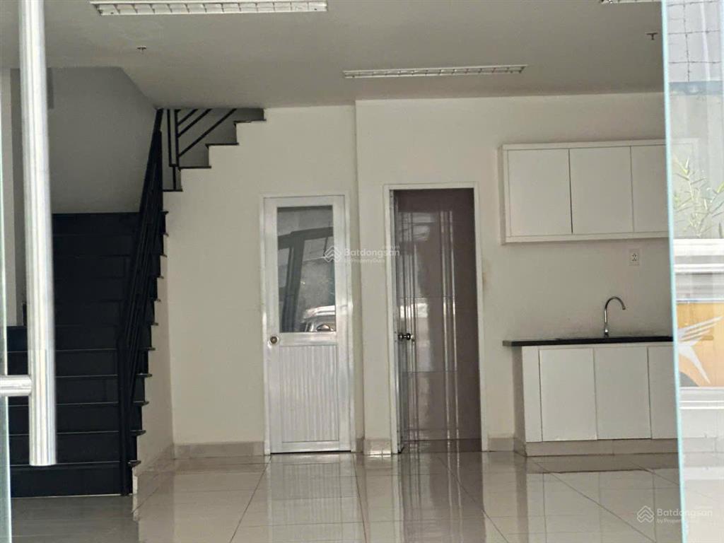 Cho thuê shophouse giá tốt, vị trí thuận tiện kinh doanh, chỗ để xe