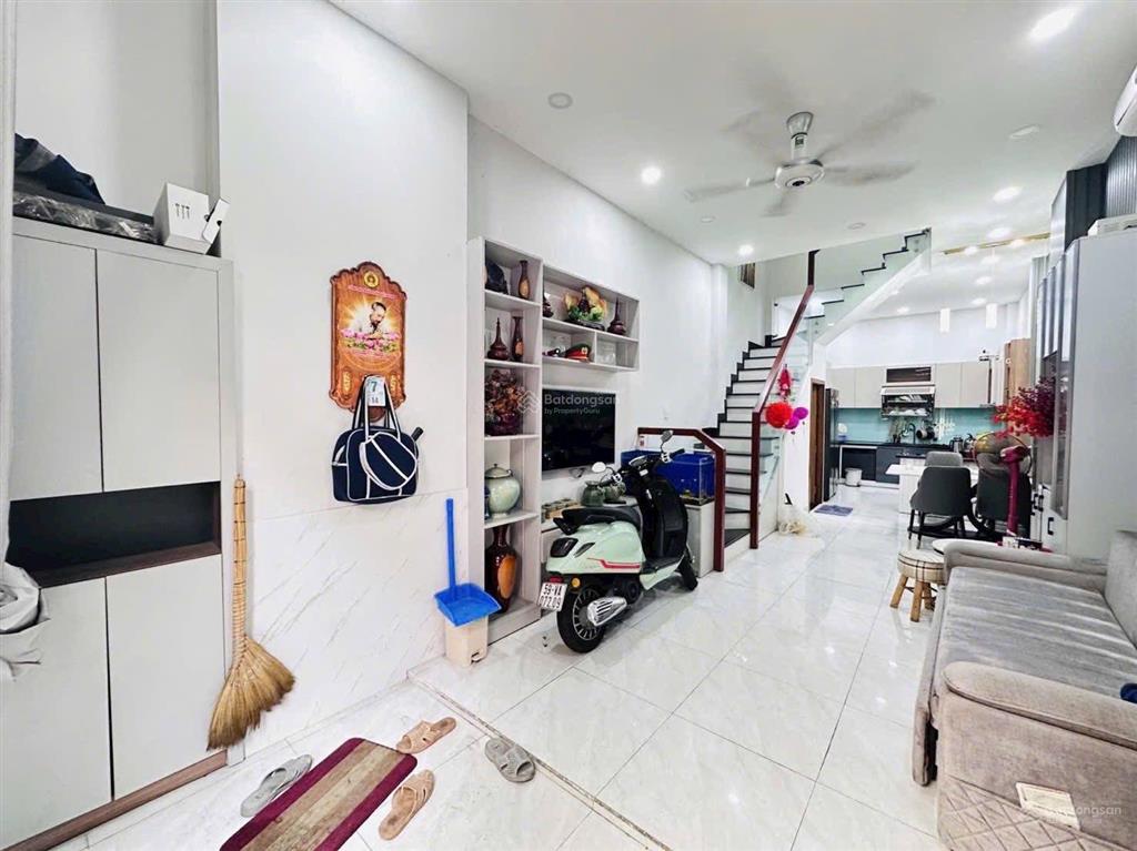 6.8 tỷ có ngay nhà 1 trệt 2 lầu tân thới hiệp  sổ riêng ở ngay