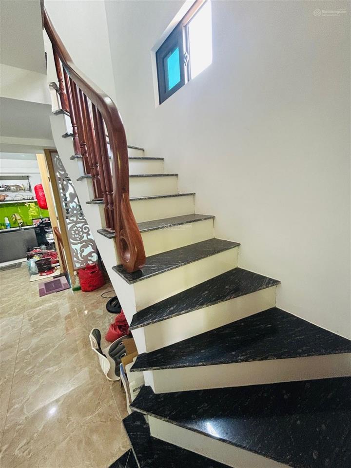 Cần bán nhà di trạch 35m2, 5 tầng. ngõ thông, ô tô đỗ cửa, 3 mặt thoáng, gần vđ 3.5, hindone