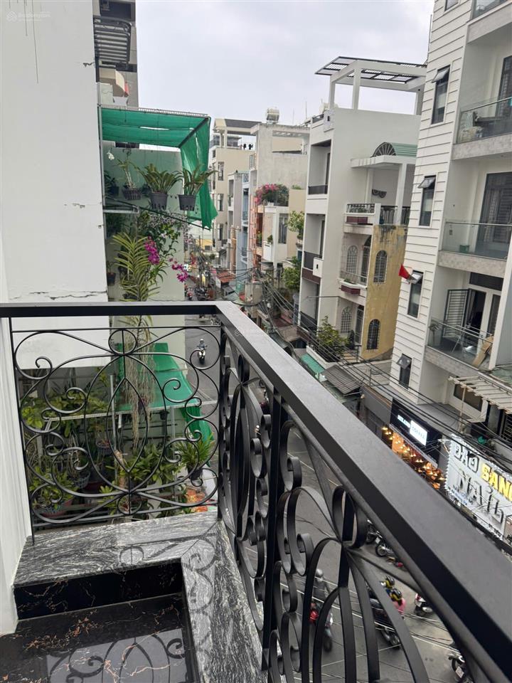 Bán nhà mặt tiền phú nhuận giáp q1, ô tô quay đầu, full nội thất, giá 9.x tỷ tl