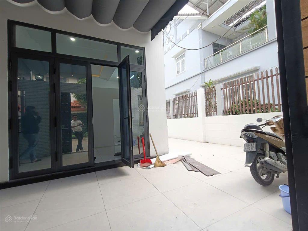 Biệt thự 6pn  cạnh metro phước long a, phòng rộng 40m  xe tải đậu thoải mái