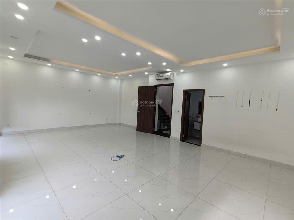 Biệt thự 6pn  cạnh metro phước long a, phòng rộng 40m  xe tải đậu thoải mái
