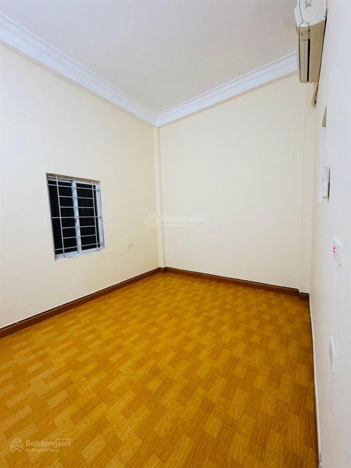 Bán nhà 3 tầng đẹp ở ngay tại gia lâm chỉ hơn 4tỉkhu vực phát triển nhanh đông đúc3 phòng ngủ