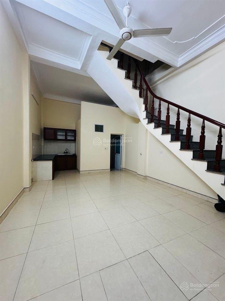 Bán nhà 3 tầng đẹp ở ngay tại gia lâm chỉ hơn 4tỉkhu vực phát triển nhanh đông đúc3 phòng ngủ