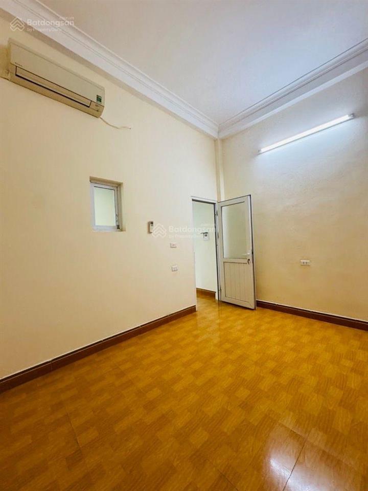 Bán nhà 3 tầng đẹp ở ngay tại gia lâm chỉ hơn 4tỉkhu vực phát triển nhanh đông đúc3 phòng ngủ