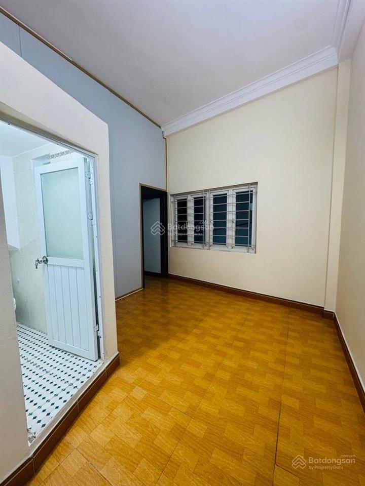 Bán nhà 3 tầng đẹp ở ngay tại gia lâm chỉ hơn 4tỉkhu vực phát triển nhanh đông đúc3 phòng ngủ