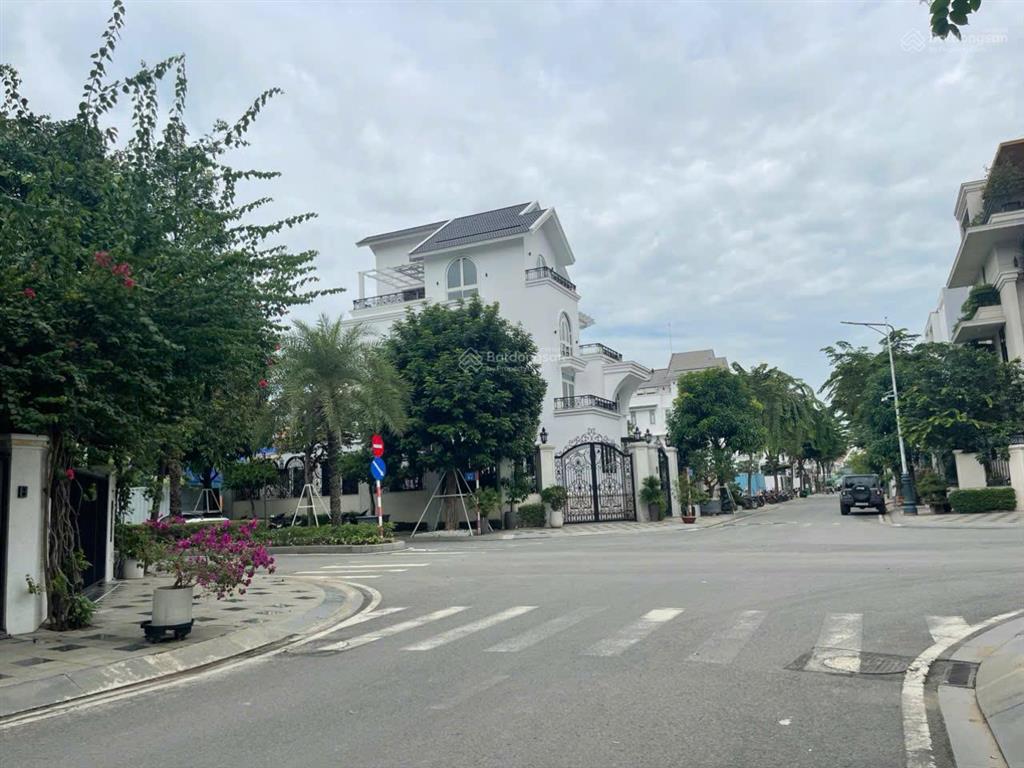 Cần bán nhanh đất nền nhà phố 140m2 đường 18m trục chính sài gòn mystery đảo kim cương q2