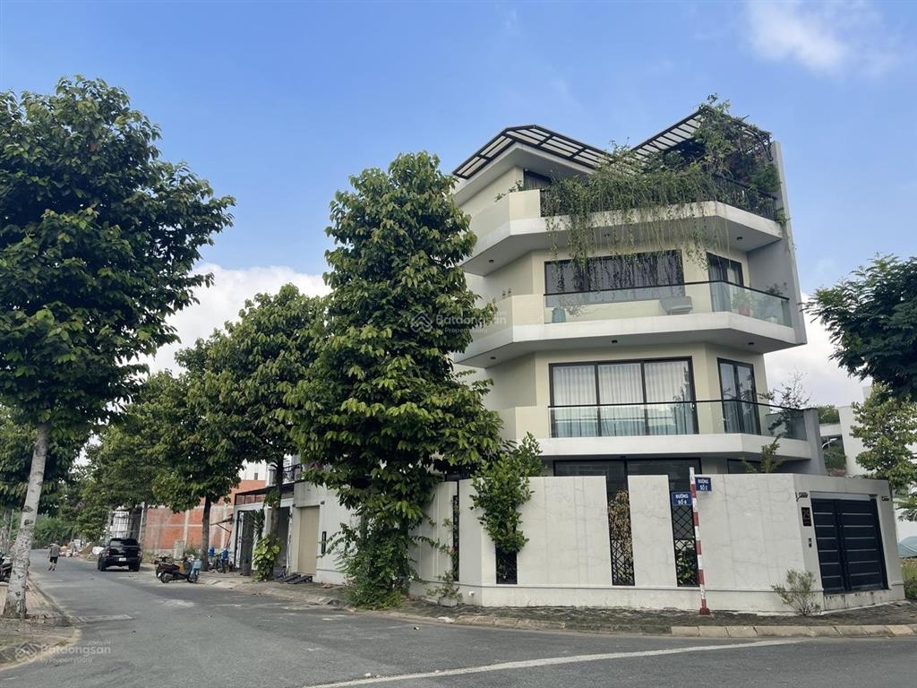 Tôi cần bán nền góc 2 mặt tiền đường rộng 16m kdc nam phan chỉ 16.5 tỉ cách the global chỉ 900m