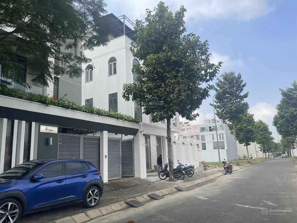 Tôi cần bán nền góc 2 mặt tiền đường rộng 16m kdc nam phan chỉ 16.5 tỉ cách the global chỉ 900m