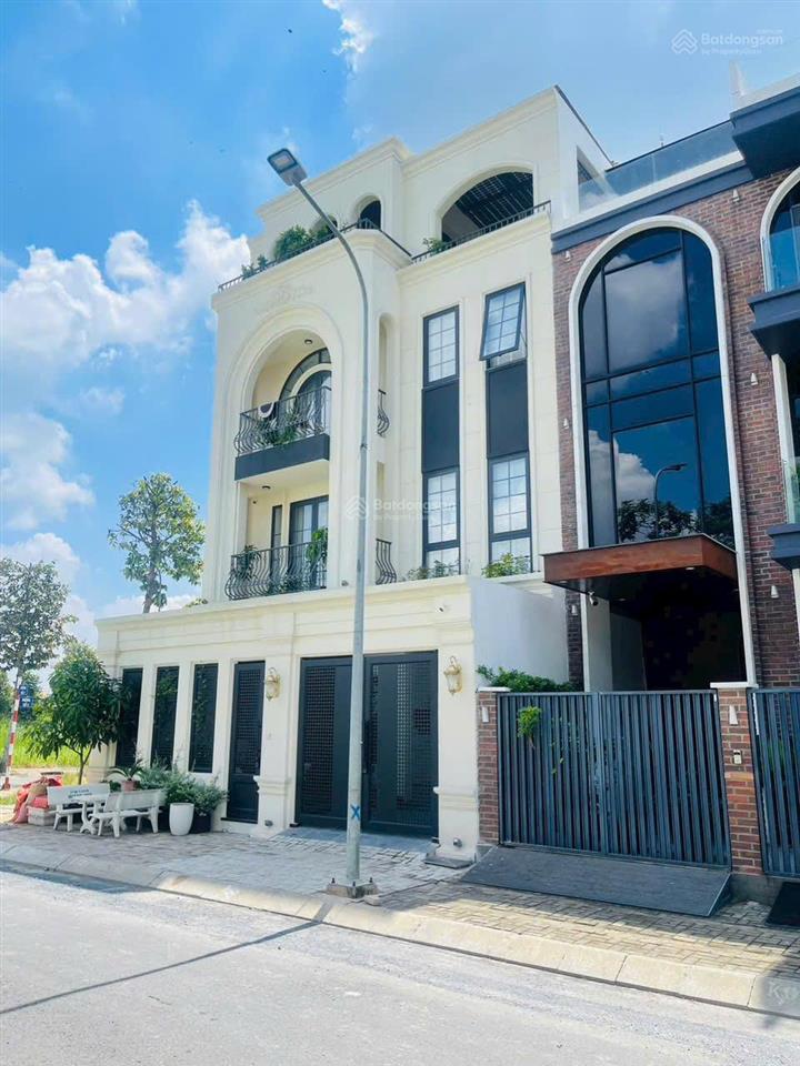 Tôi cần bán nền góc 2 mặt tiền đường rộng 16m kdc nam phan chỉ 16.5 tỉ cách the global chỉ 900m