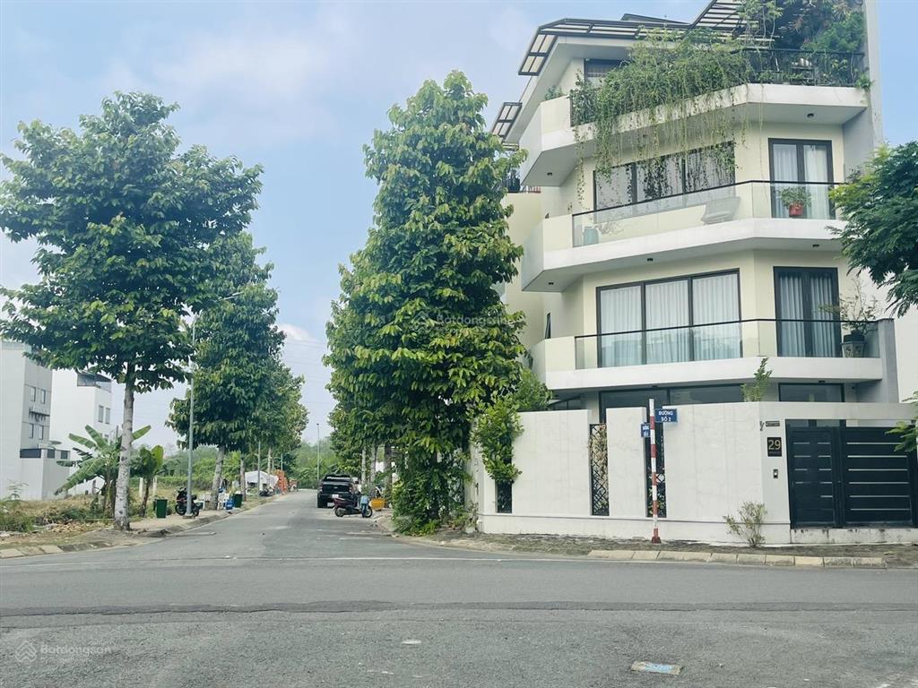 Tôi cần bán nền góc 2 mặt tiền đường rộng 16m kdc nam phan chỉ 16.5 tỉ cách the global chỉ 900m