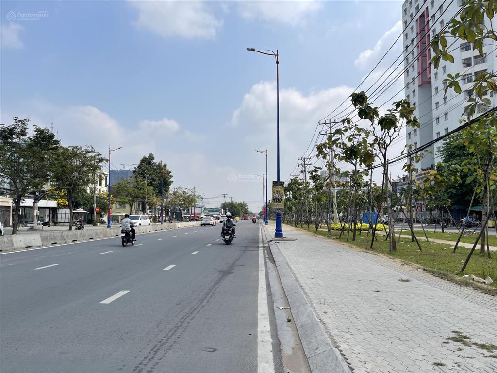 Cần bán gấp trước tết lô đất 100m2(5x20) đối diện công viên, sổ riêng cá nhân chỉ 18.1 tỉ