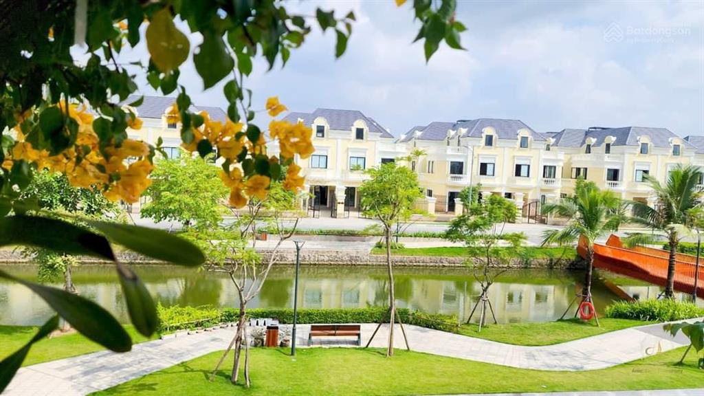 Cần bán biệt thự song lập 201m2, đường 25m, trục chính, mẫu mới mặt tiền rộng, có hầm, giá đầu tư