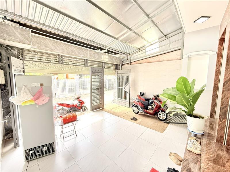 Nhà riêng dt 6x18.7m2, ô tô ngủ trong nhà, cách huỳnh tấn phát vài bước chân giá 13,8 tỷ tl mạnh