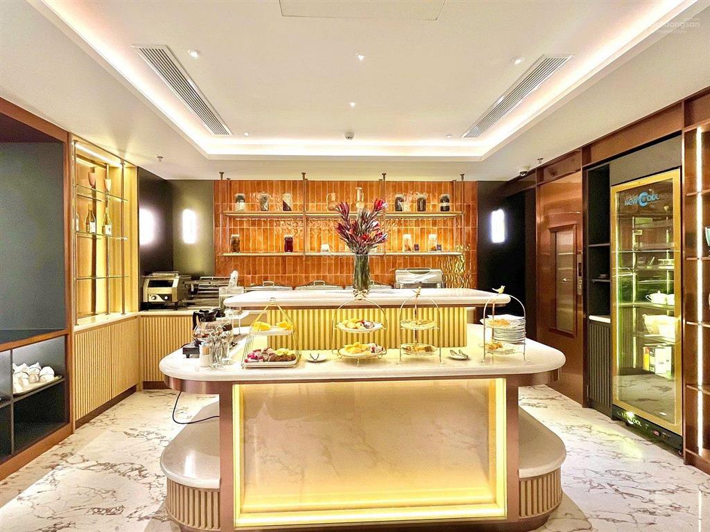 Bán khách sạn 4 sao ngay dinh độc lập, quận 1 (8,5 x 41) 1 hầm 10 tầng