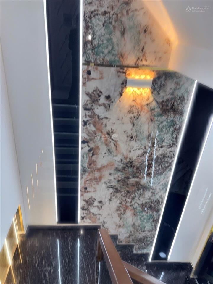 Kết cấu 5 tầng
diện tích 60m2 dt( 4 .7 x 12.8) dtsd 218.5m2
vị trí  khu dân cư sầm uất, gi
