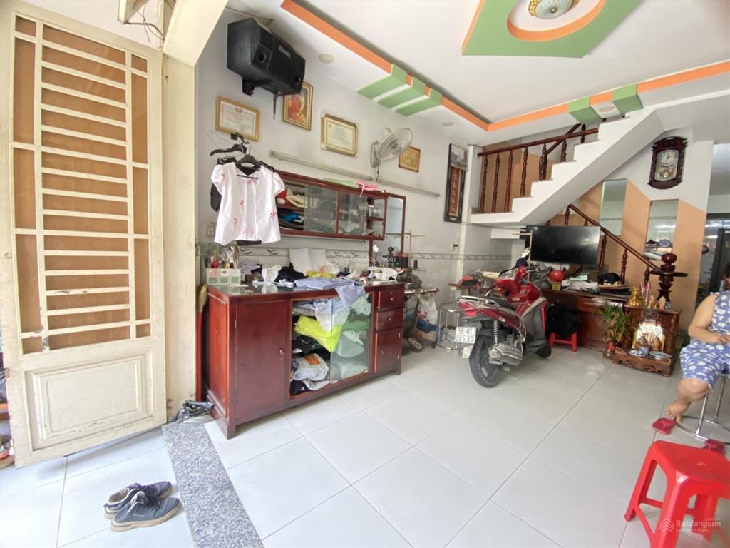 Diện tích 53m.
kích thước 3.8m x 14.5m.
kết cấu 2 tầng.
công năng 2 phòng ngủ 2 wc.
hẻm hẻm