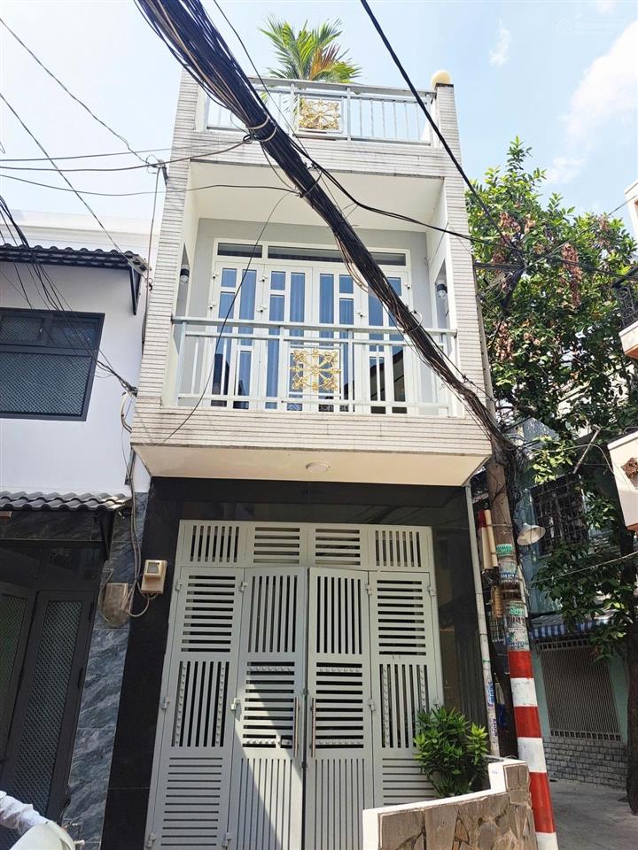 Diện tích  3,3m x 11m, cn 35m². kết cấu 1 trệt, 2 lầu sân thượng. gồm 3pn, 2 toilet, phòng giặt
