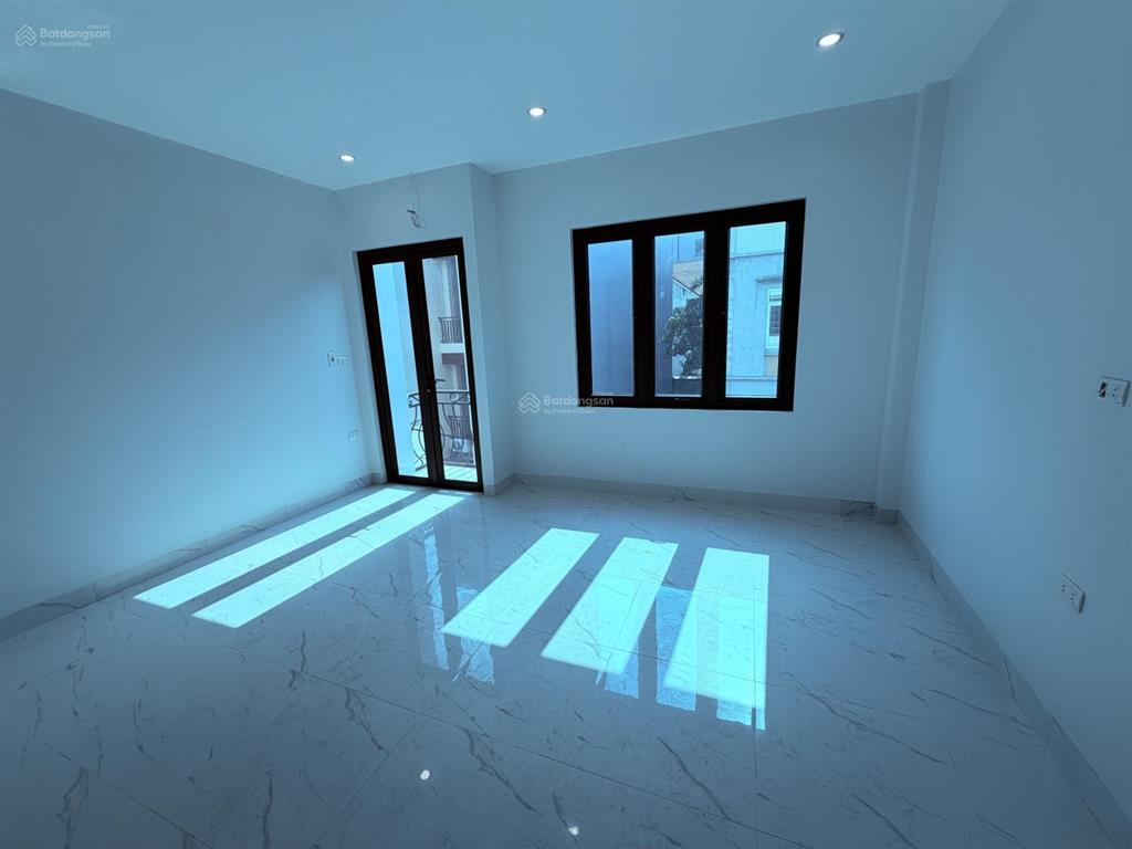 Nhô 8 tỷ nhà phố bồ đề, 35m, 5 tầng, ô tô đỗ sát nhà, 30m ra hồ điều hoà.