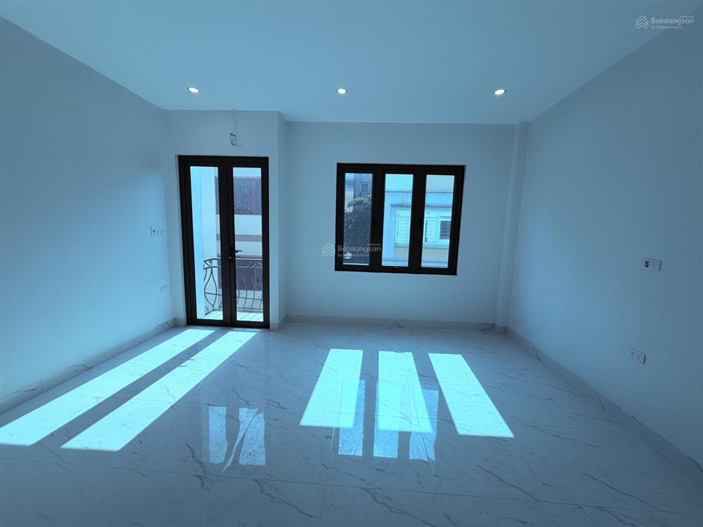 Nhô 8 tỷ nhà phố bồ đề, 35m, 5 tầng, ô tô đỗ sát nhà, 30m ra hồ điều hoà.