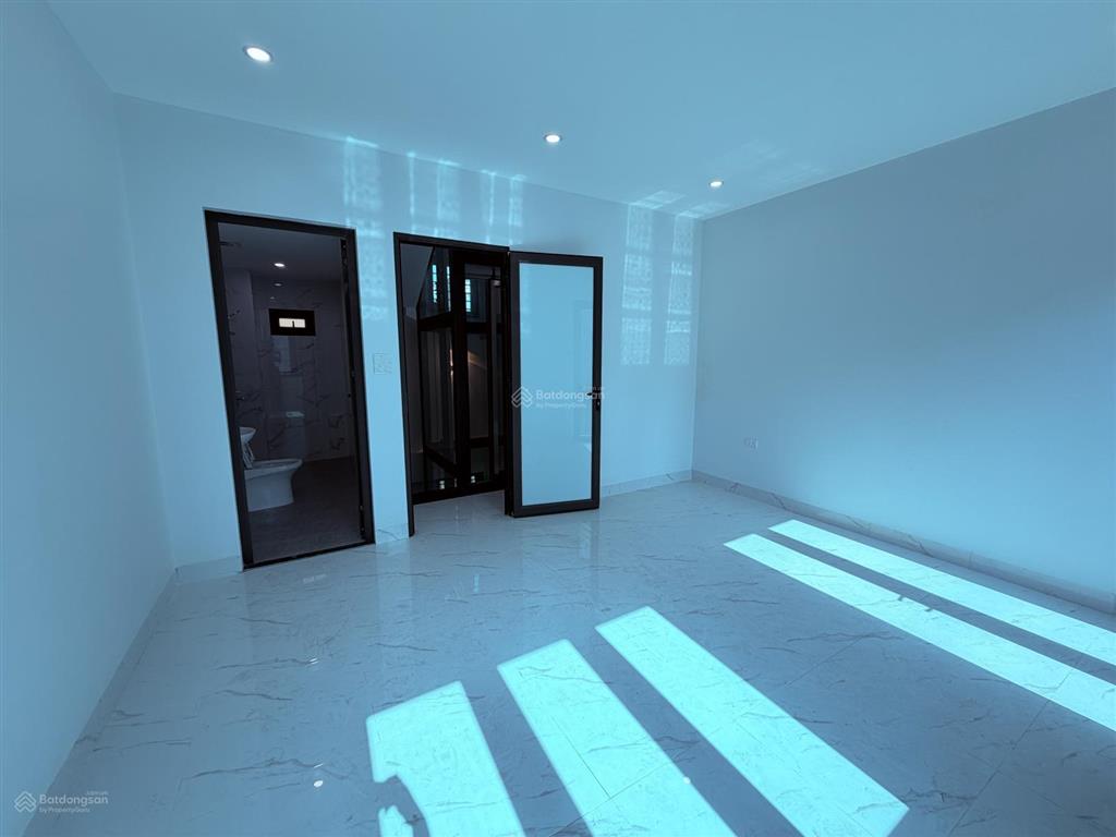 Nhô 8 tỷ nhà phố bồ đề, 35m, 5 tầng, ô tô đỗ sát nhà, 30m ra hồ điều hoà.