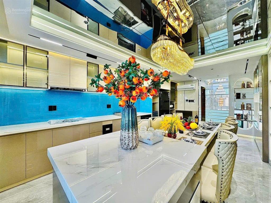Bán nhà nguyễn khánh toàn 37 m , 6 tầng,mặt tiền 7m ,thang máy, nhỉnh 9 tỷ , ba bước ra phố ô tô đỗ