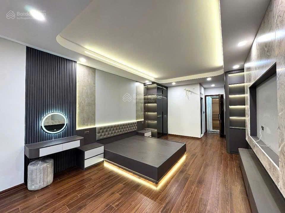 Bán nhà hồ tùng mậu,5 tầng,nhỉnh 8 tỷ, ba bươc ra ô tô đỗ,full nội thất,ngõ siêu nông, an ninh tốt