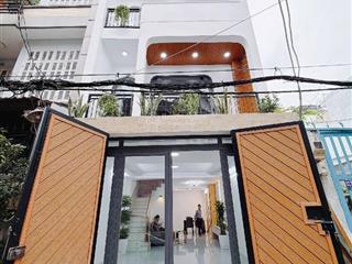 Q7 trệt, 2 lầu, sân thượng gồm 4pn, 3wc, phòng khách, bếp, ban công thoáng mát. nhà mới vào ở ngay