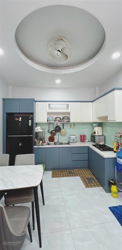 Mtkdđuờng số p4q4 xe hơi đậu cửa 4 tầng 4pn có thể khai thác thêm phòng làm căn hộ dịch vụ