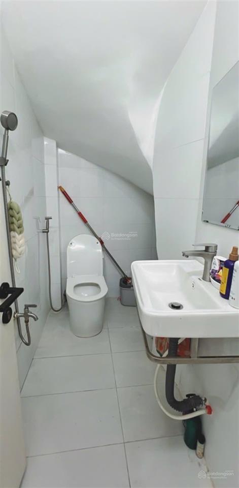 Mtkdđuờng số p4q4 xe hơi đậu cửa 4 tầng 4pn có thể khai thác thêm phòng làm căn hộ dịch vụ