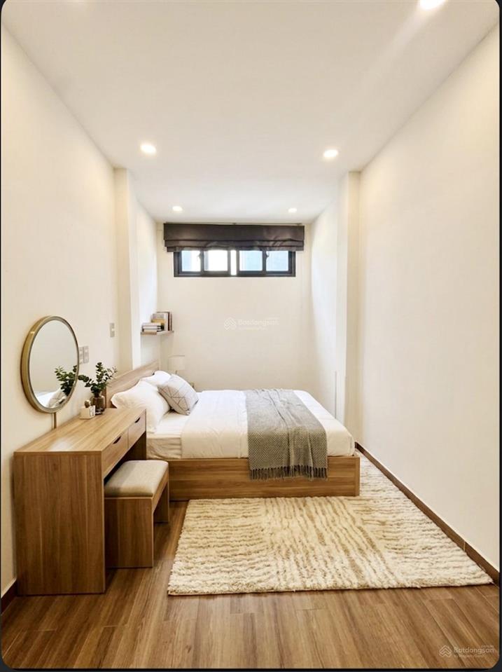 Nhà 5 tầng 4pn nguyễn khoái p2q4 5.1 tỷ oto đổ sát nhàphù hợp ở đông người hoặc + cho thuê